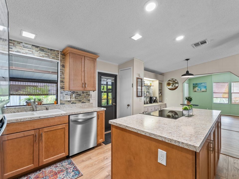 For Rent: $2,100 (2 beds, 2 baths, 1406 Square Feet)