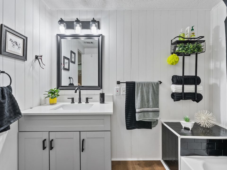 For Rent: $2,100 (2 beds, 2 baths, 1406 Square Feet)