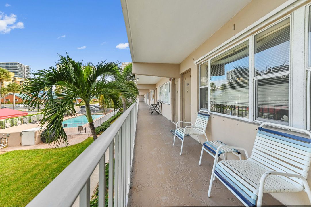 For Sale: $225,000 (2 beds, 1 baths, 1104 Square Feet)