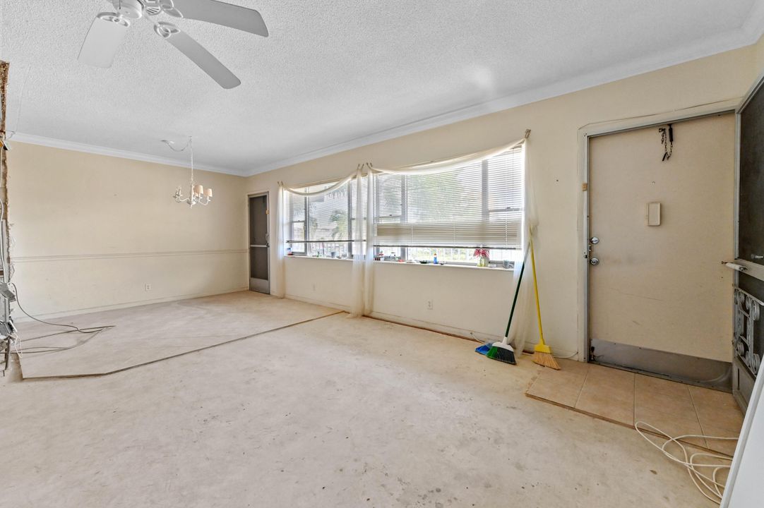 For Sale: $225,000 (2 beds, 1 baths, 1104 Square Feet)