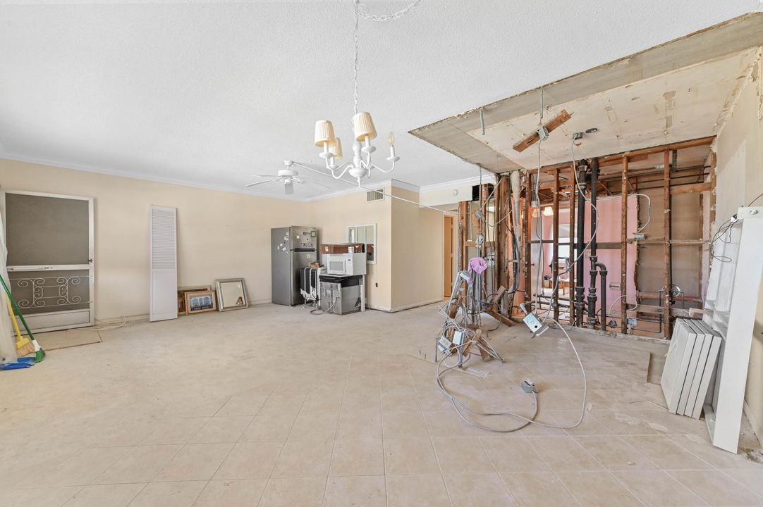 For Sale: $225,000 (2 beds, 1 baths, 1104 Square Feet)