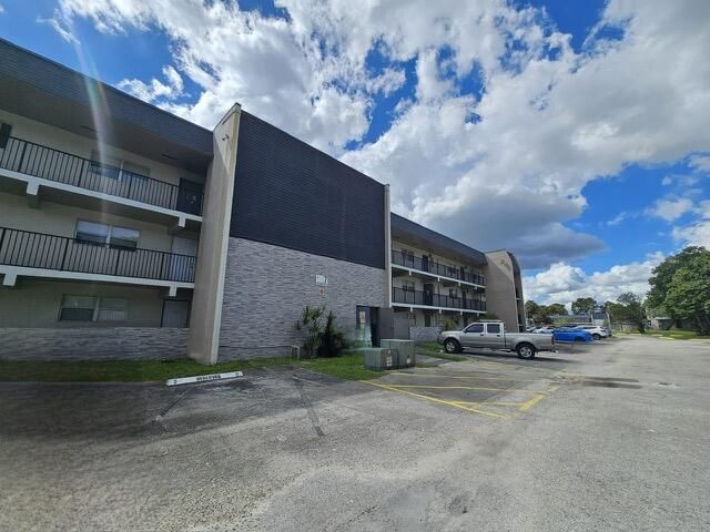 For Rent: $1,825 (2 beds, 2 baths, 949 Square Feet)