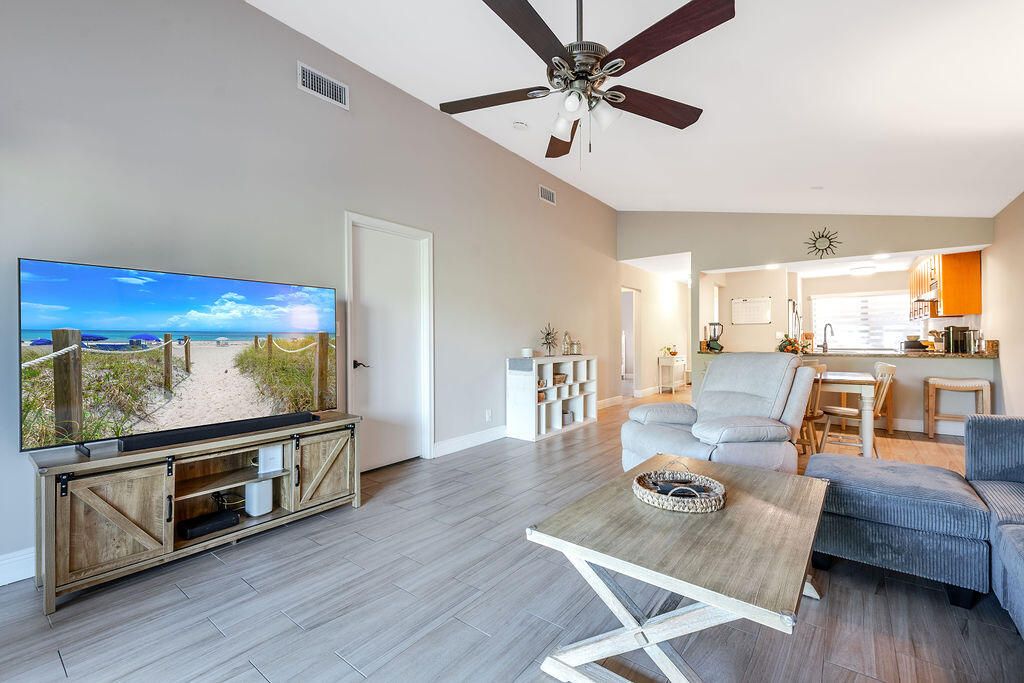 出租: $3,600 (2 贝兹, 2 浴室, 1344 平方英尺)