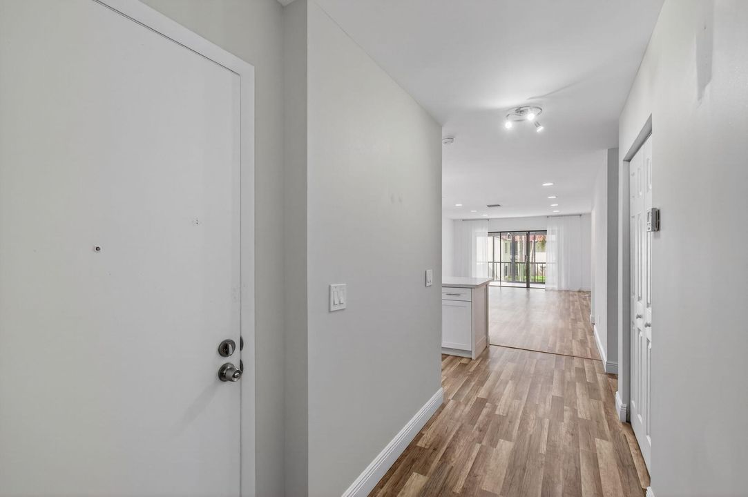 For Sale: $299,000 (2 beds, 2 baths, 1216 Square Feet)