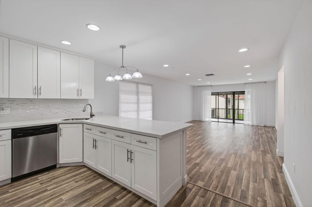 For Sale: $299,000 (2 beds, 2 baths, 1216 Square Feet)