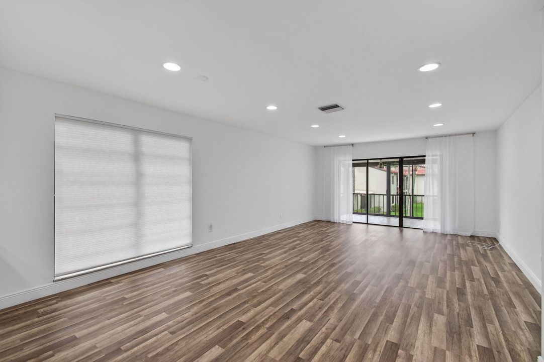 For Sale: $299,000 (2 beds, 2 baths, 1216 Square Feet)