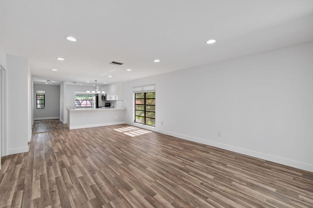 For Sale: $299,000 (2 beds, 2 baths, 1216 Square Feet)