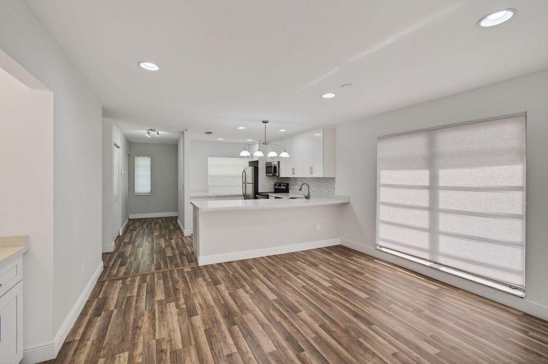 For Sale: $299,000 (2 beds, 2 baths, 1216 Square Feet)