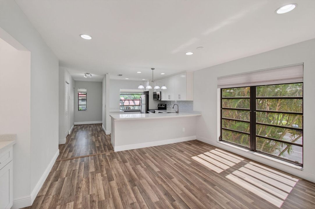 For Sale: $299,000 (2 beds, 2 baths, 1216 Square Feet)