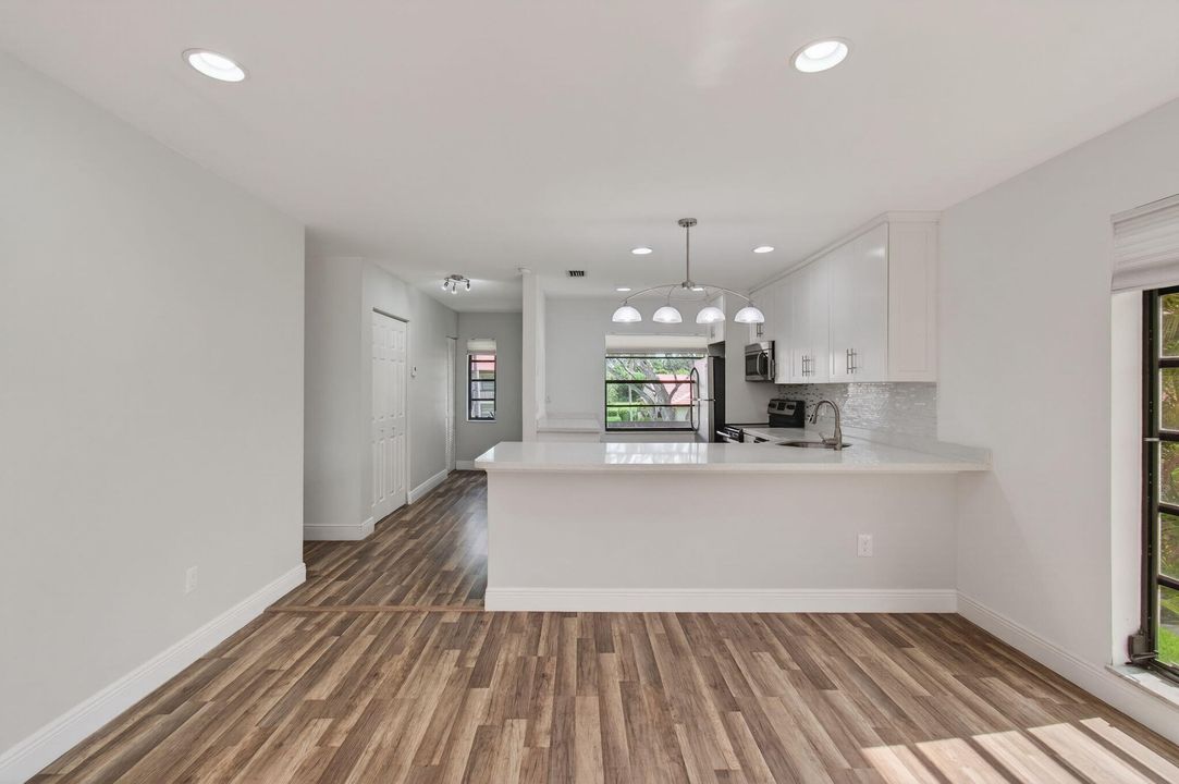 For Sale: $299,000 (2 beds, 2 baths, 1216 Square Feet)