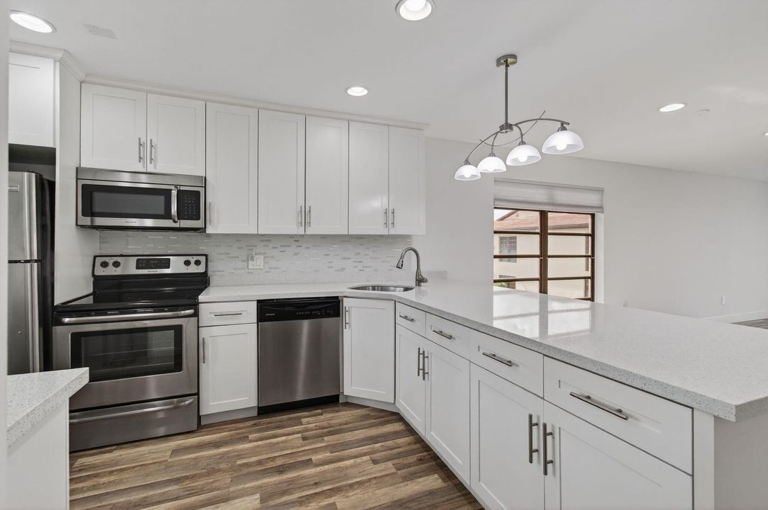 For Sale: $299,000 (2 beds, 2 baths, 1216 Square Feet)