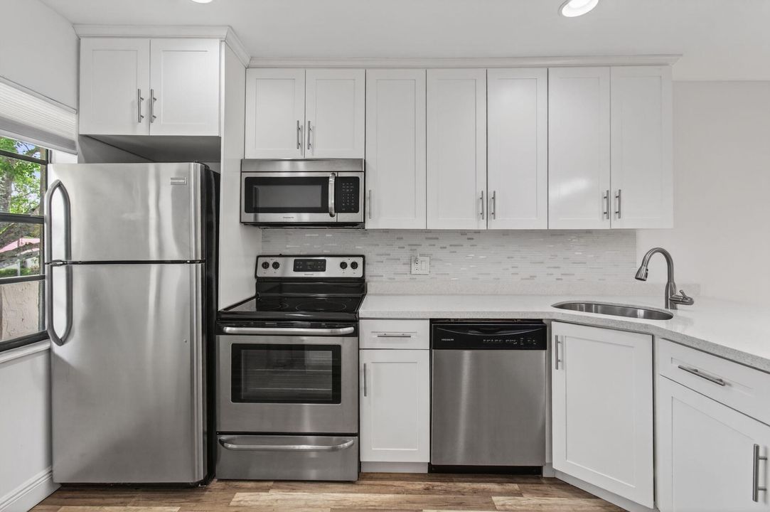 For Sale: $299,000 (2 beds, 2 baths, 1216 Square Feet)