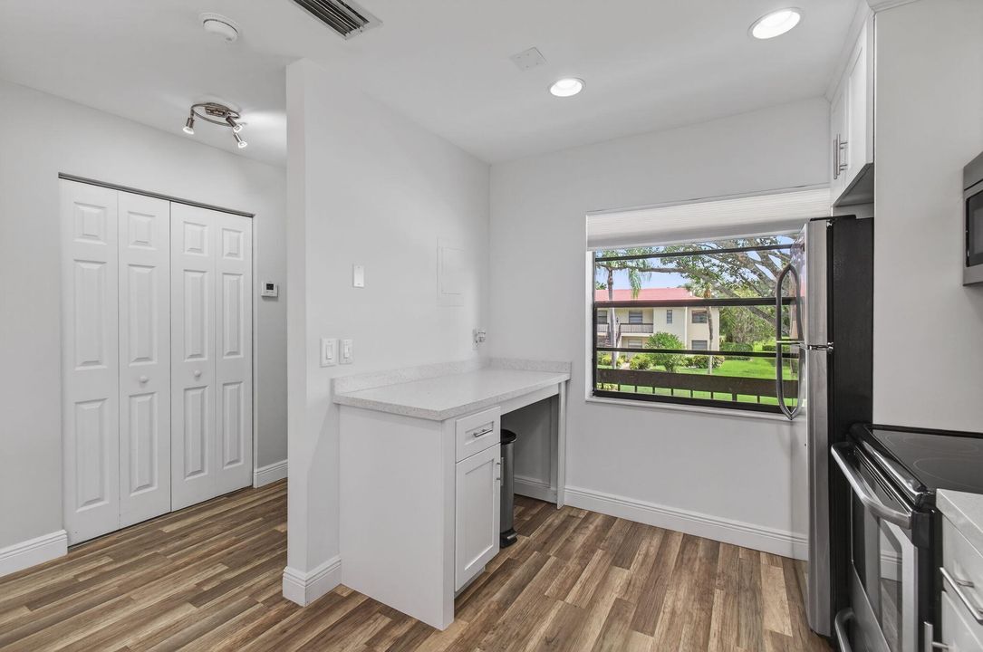 For Sale: $299,000 (2 beds, 2 baths, 1216 Square Feet)