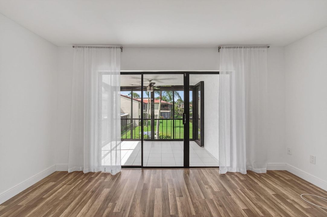 For Sale: $299,000 (2 beds, 2 baths, 1216 Square Feet)