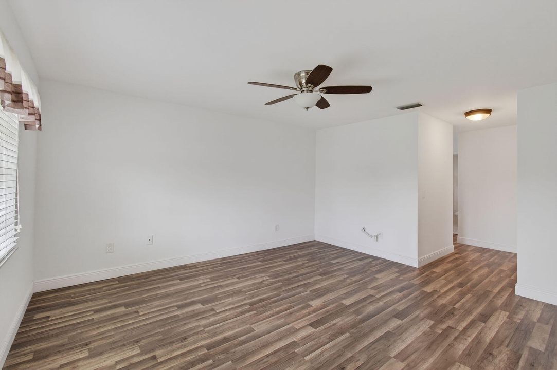 For Sale: $299,000 (2 beds, 2 baths, 1216 Square Feet)