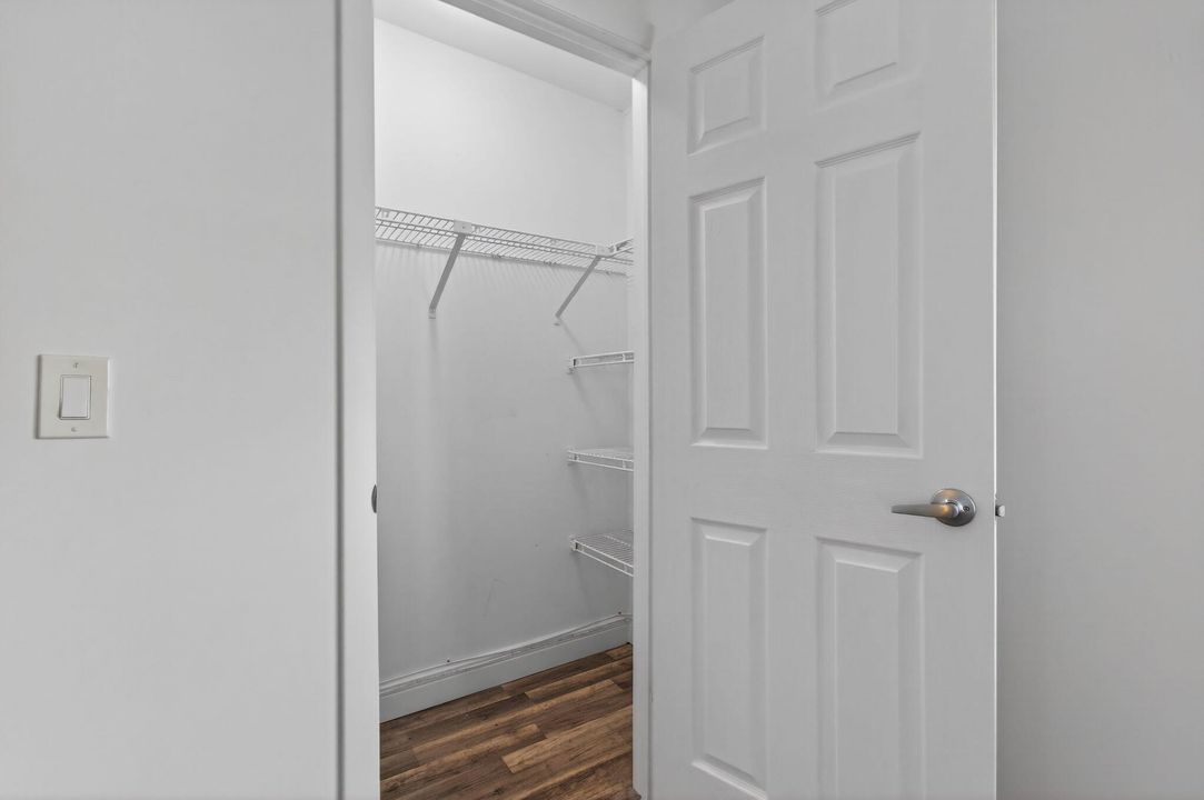 For Sale: $299,000 (2 beds, 2 baths, 1216 Square Feet)