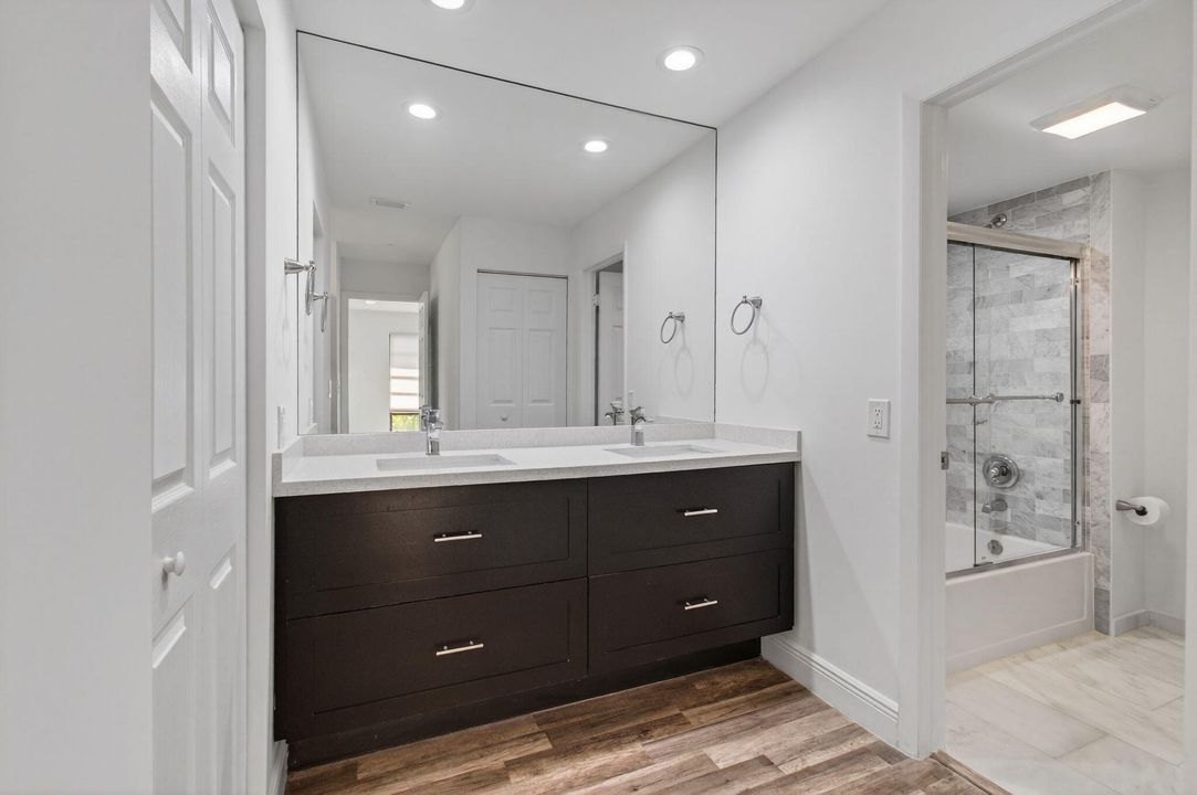 For Sale: $299,000 (2 beds, 2 baths, 1216 Square Feet)