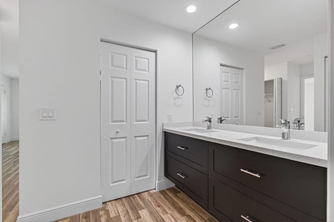 For Sale: $299,000 (2 beds, 2 baths, 1216 Square Feet)