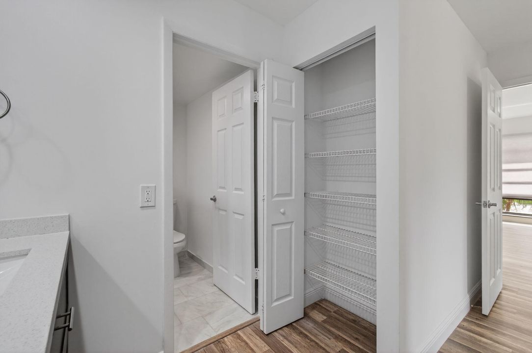 For Sale: $299,000 (2 beds, 2 baths, 1216 Square Feet)