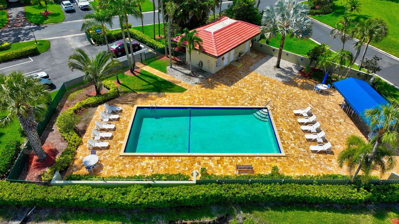 For Sale: $299,000 (2 beds, 2 baths, 1216 Square Feet)