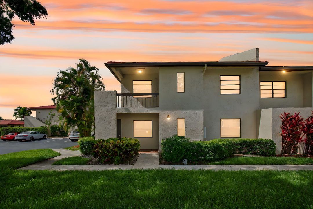 For Sale: $299,000 (2 beds, 2 baths, 1216 Square Feet)