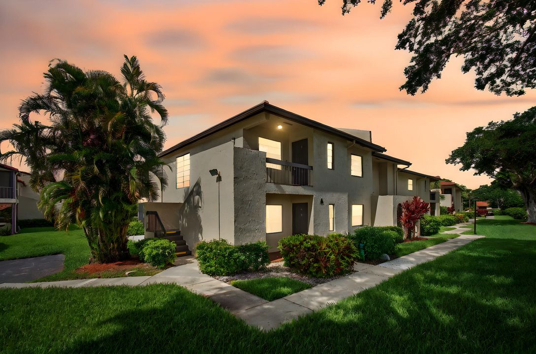 For Sale: $299,000 (2 beds, 2 baths, 1216 Square Feet)