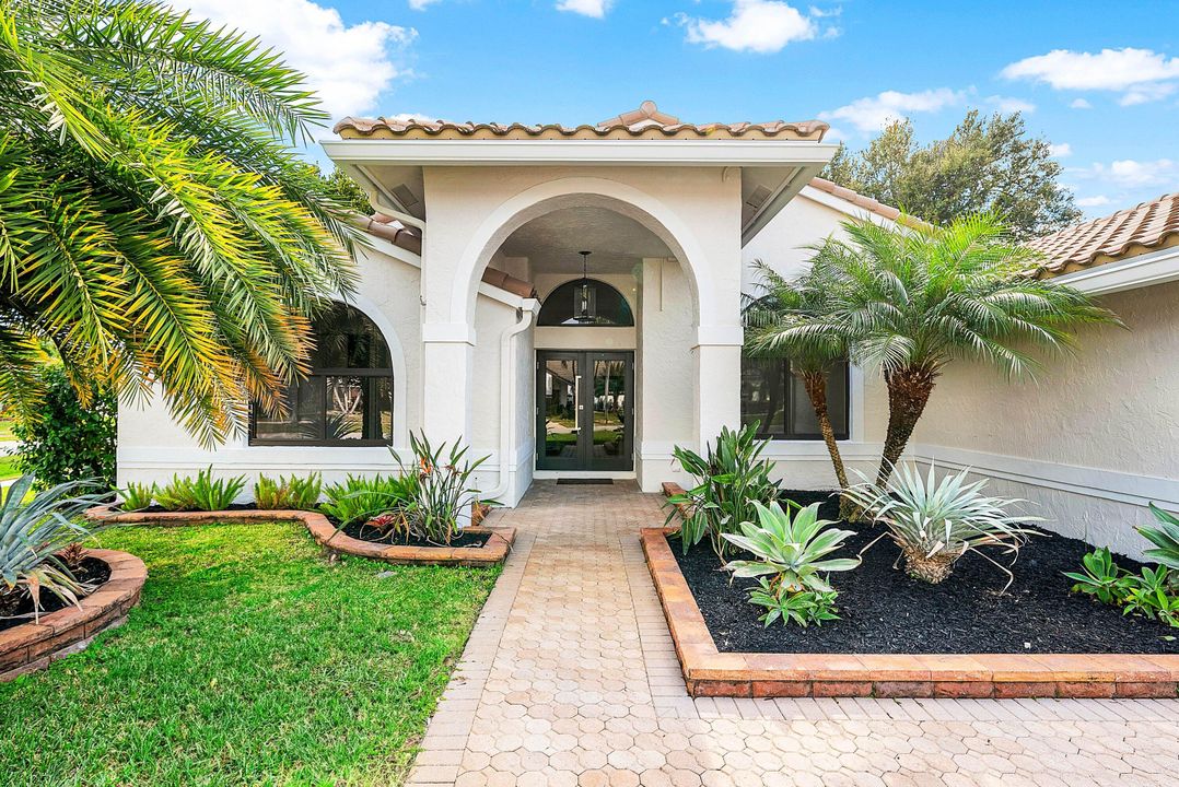 For Sale: $885,000 (3 beds, 2 baths, 1774 Square Feet)