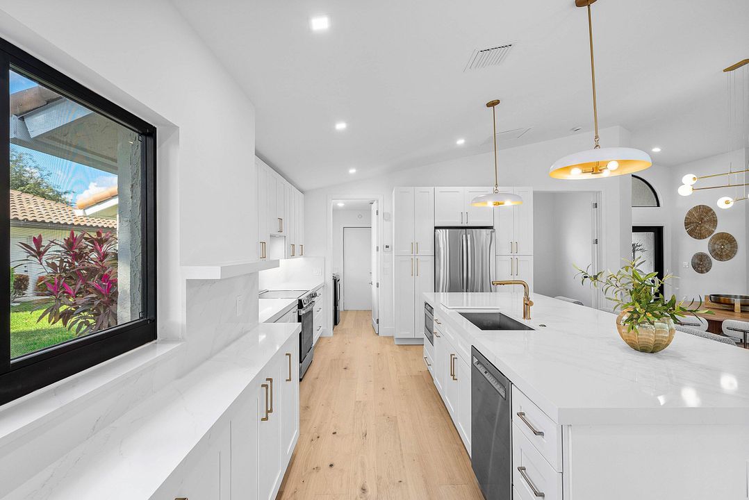 For Sale: $885,000 (3 beds, 2 baths, 1774 Square Feet)