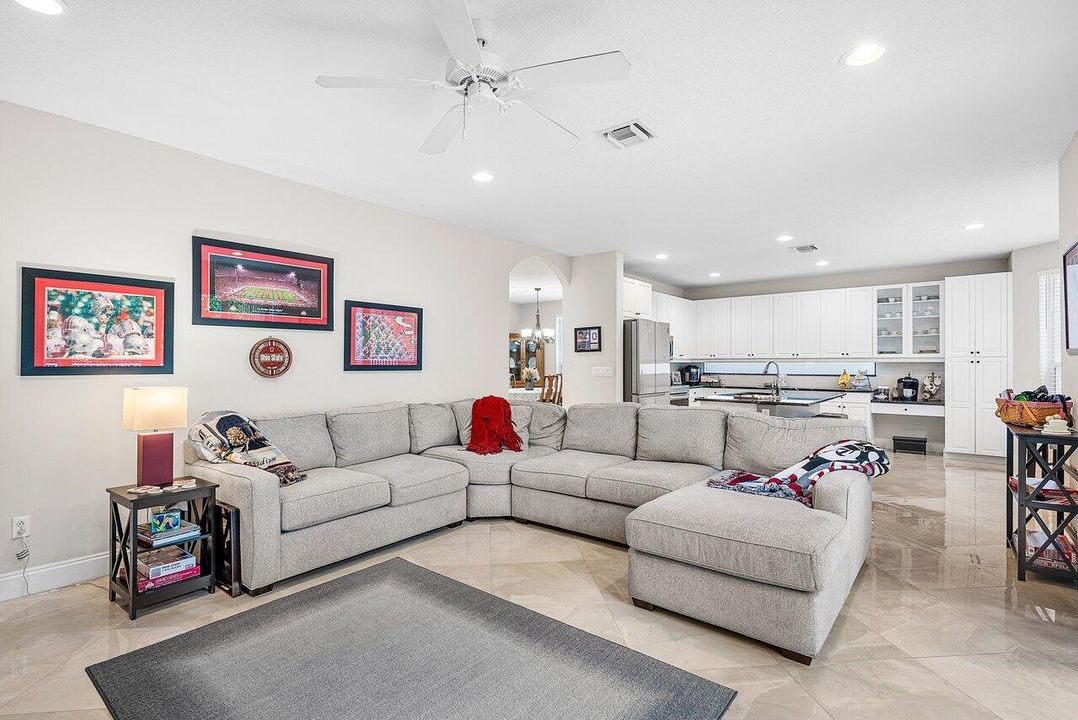 合同活跃: $764,900 (6 贝兹, 4 浴室, 2977 平方英尺)