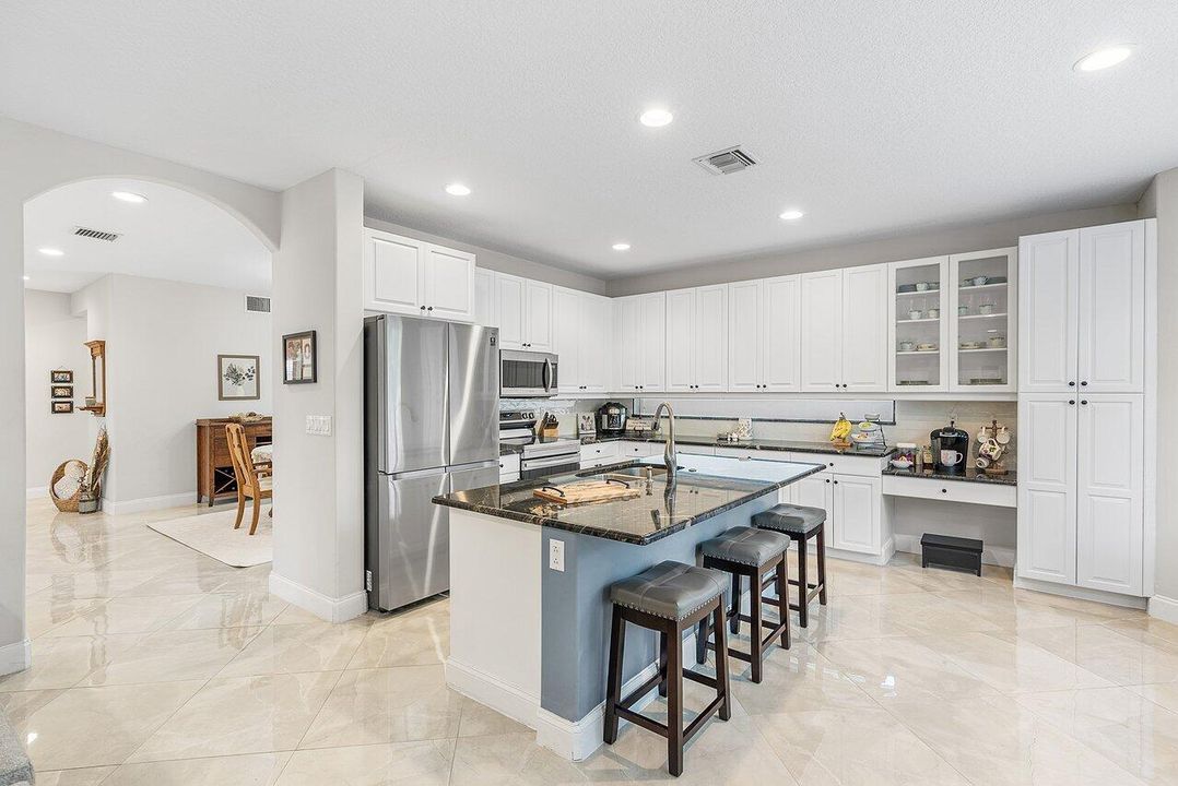 合同活跃: $764,900 (6 贝兹, 4 浴室, 2977 平方英尺)