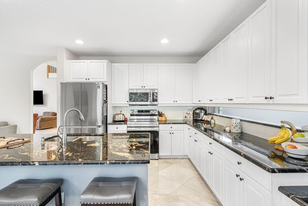 合同活跃: $764,900 (6 贝兹, 4 浴室, 2977 平方英尺)