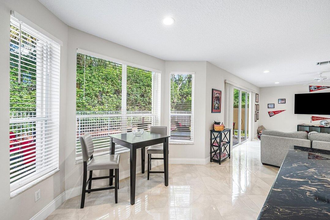 合同活跃: $764,900 (6 贝兹, 4 浴室, 2977 平方英尺)