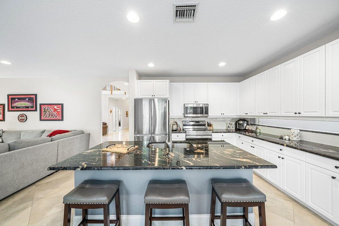 合同活跃: $764,900 (6 贝兹, 4 浴室, 2977 平方英尺)