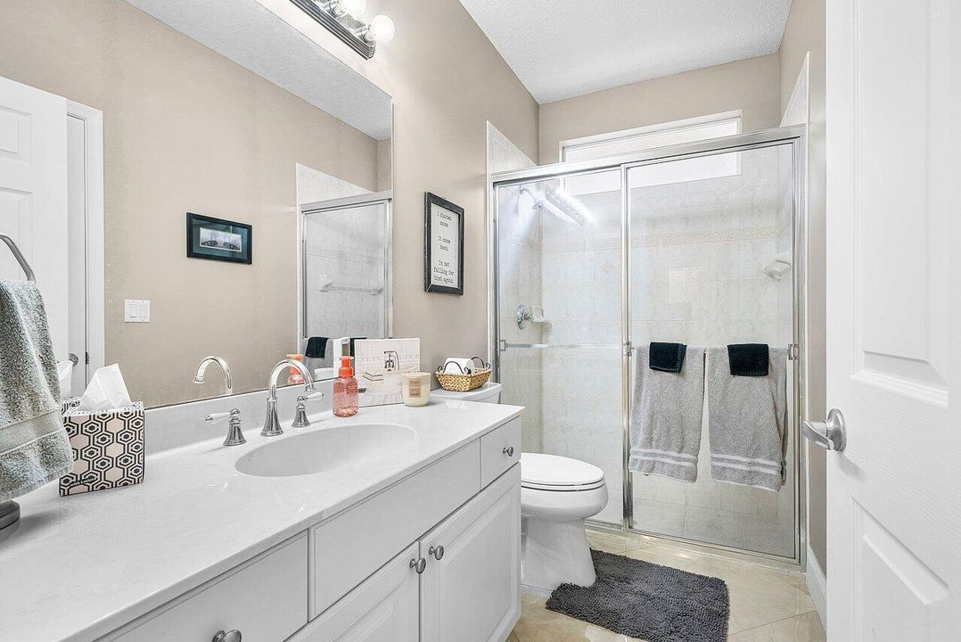 合同活跃: $764,900 (6 贝兹, 4 浴室, 2977 平方英尺)