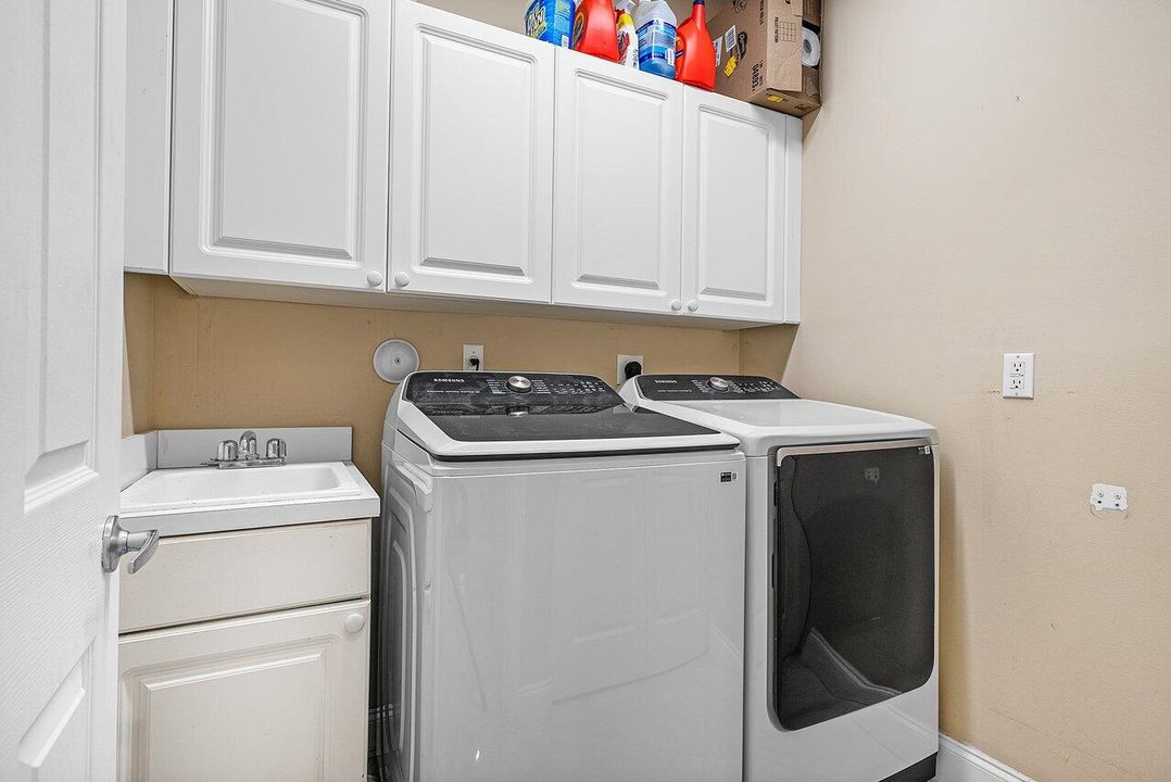 合同活跃: $764,900 (6 贝兹, 4 浴室, 2977 平方英尺)