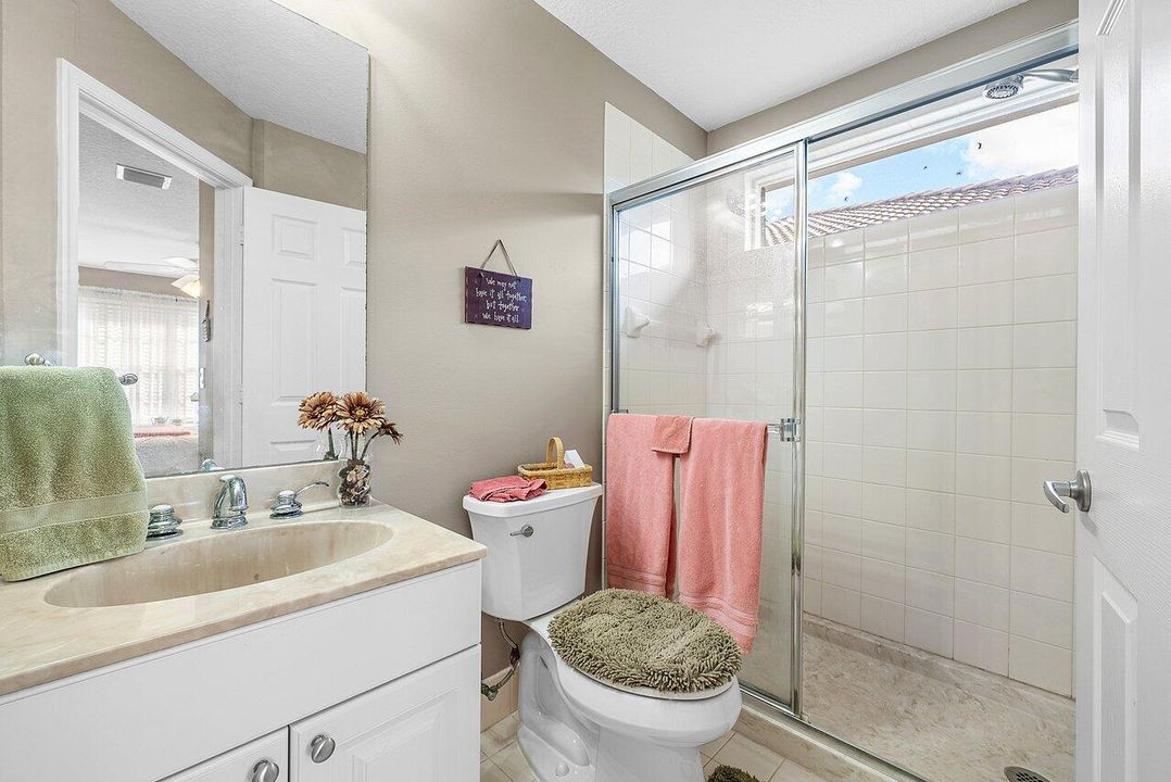 合同活跃: $764,900 (6 贝兹, 4 浴室, 2977 平方英尺)