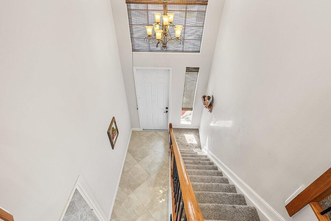 合同活跃: $764,900 (6 贝兹, 4 浴室, 2977 平方英尺)