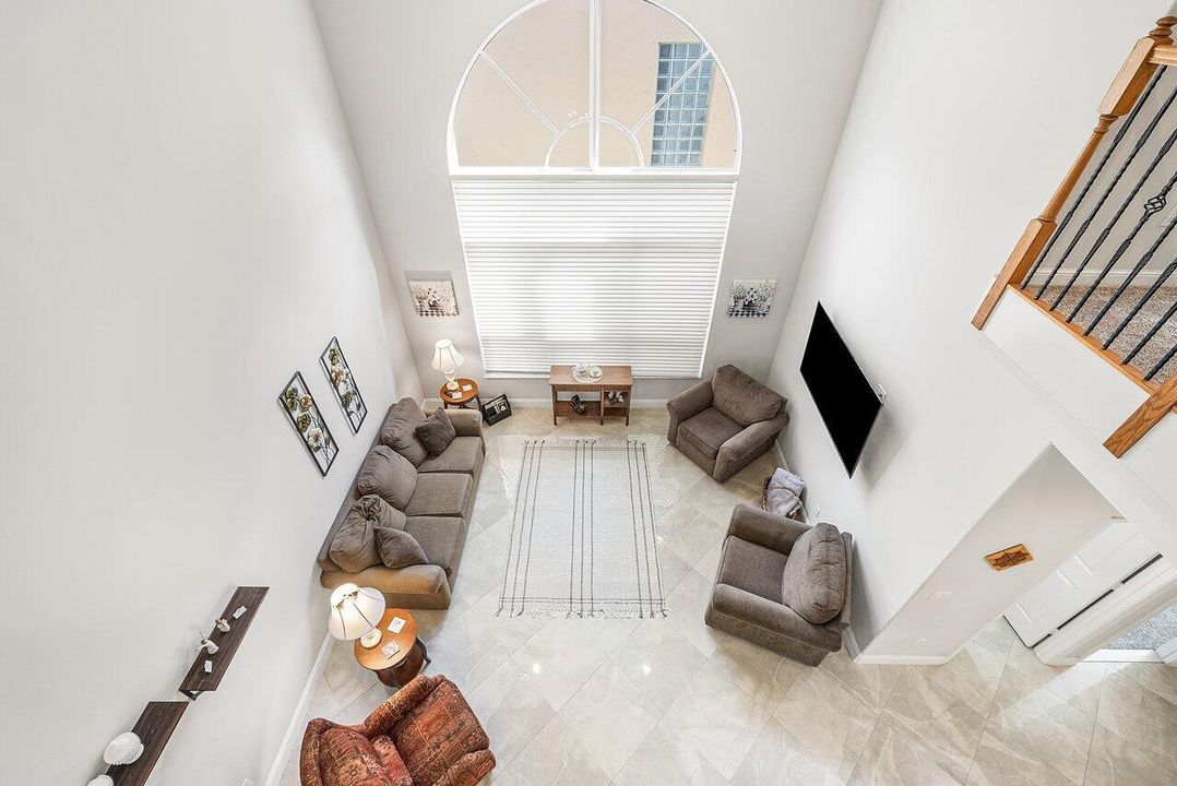 合同活跃: $764,900 (6 贝兹, 4 浴室, 2977 平方英尺)