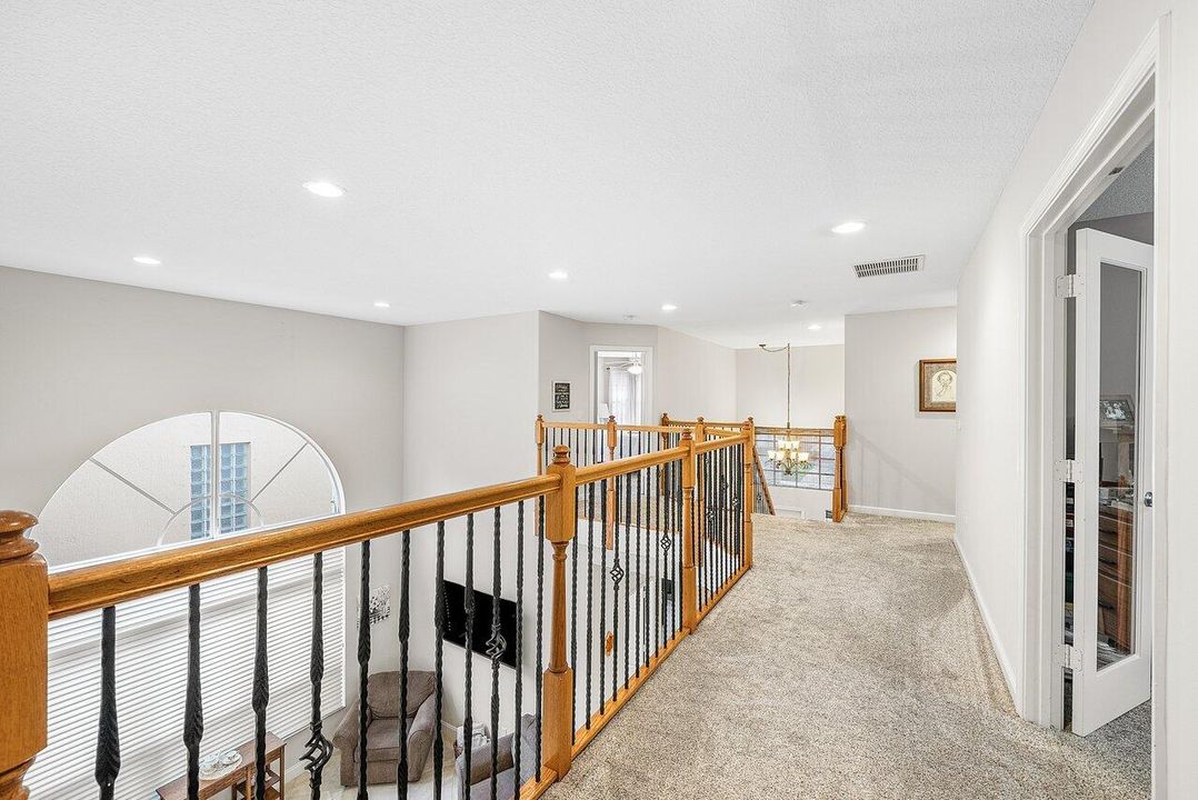 合同活跃: $764,900 (6 贝兹, 4 浴室, 2977 平方英尺)