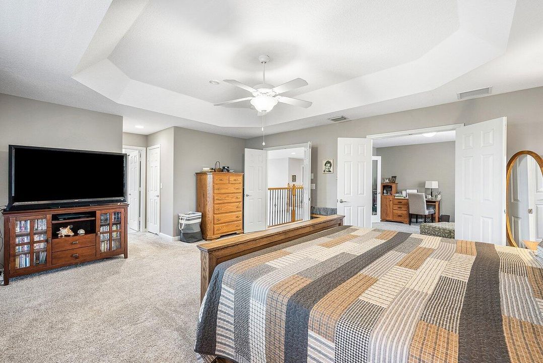 合同活跃: $764,900 (6 贝兹, 4 浴室, 2977 平方英尺)