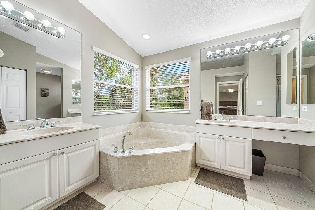 合同活跃: $764,900 (6 贝兹, 4 浴室, 2977 平方英尺)