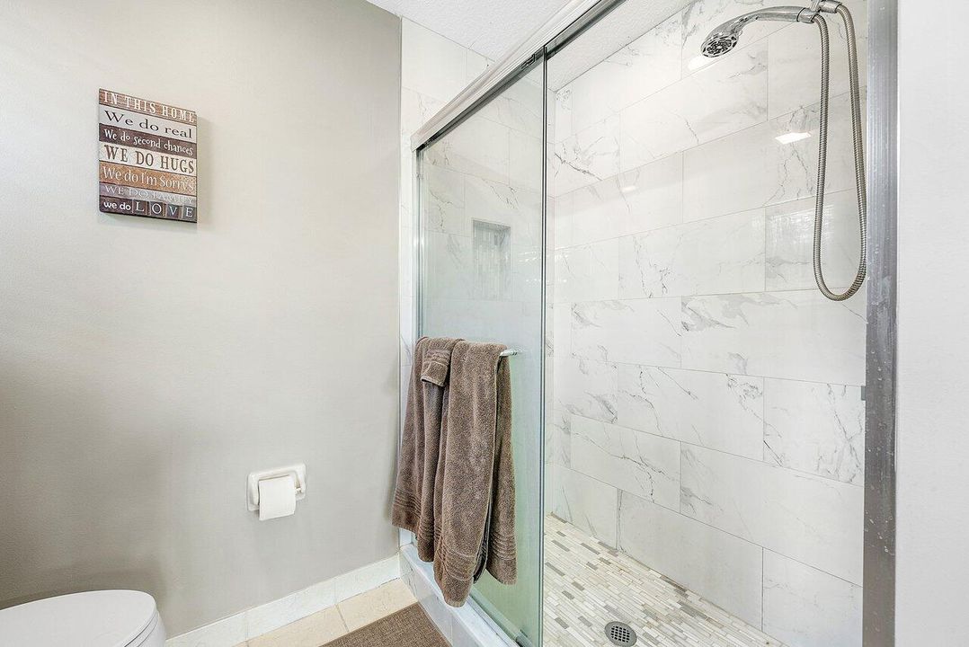 合同活跃: $764,900 (6 贝兹, 4 浴室, 2977 平方英尺)