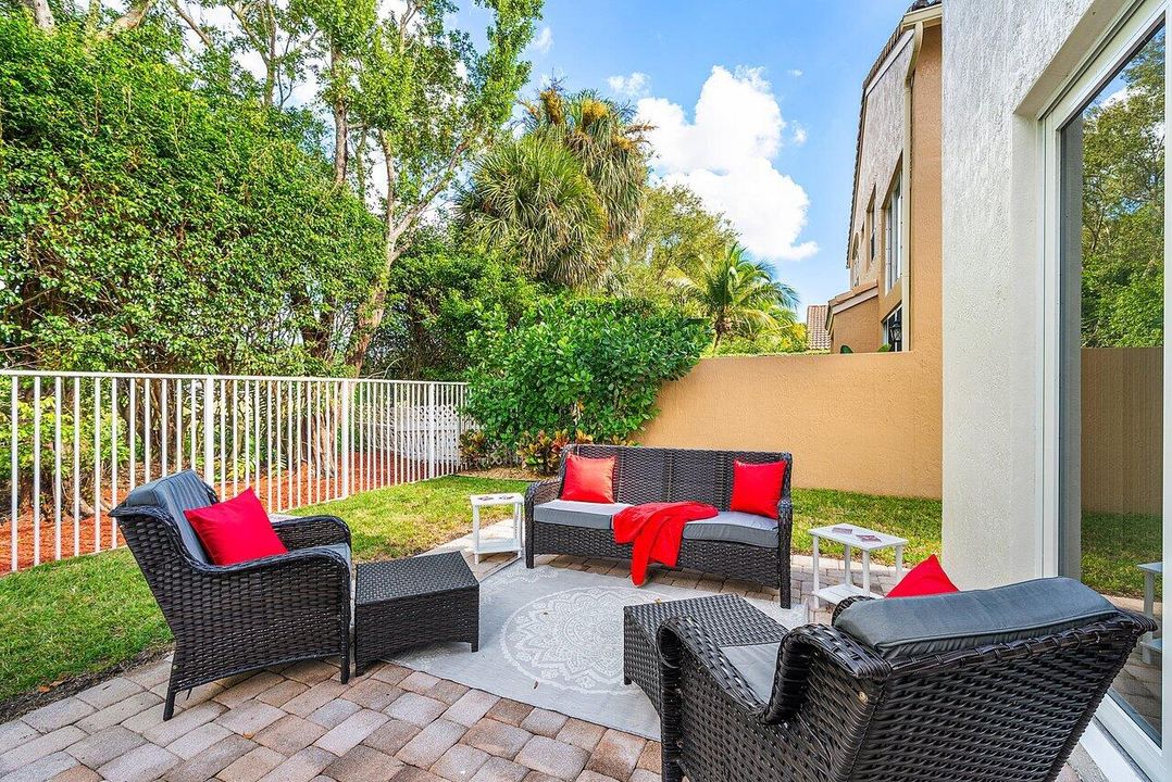 合同活跃: $764,900 (6 贝兹, 4 浴室, 2977 平方英尺)