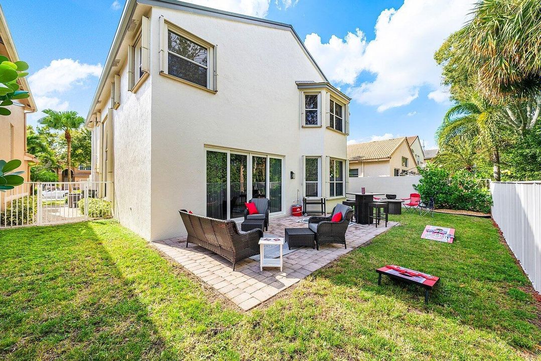 合同活跃: $764,900 (6 贝兹, 4 浴室, 2977 平方英尺)