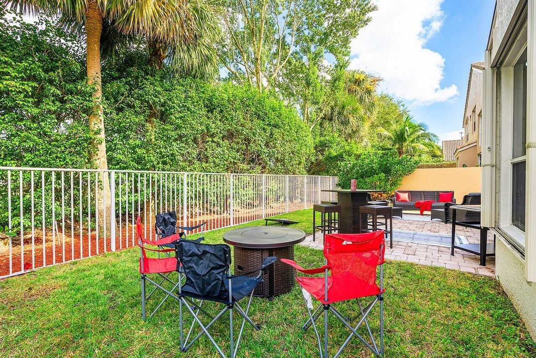 合同活跃: $764,900 (6 贝兹, 4 浴室, 2977 平方英尺)