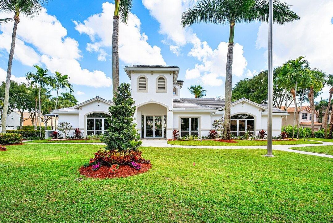 合同活跃: $764,900 (6 贝兹, 4 浴室, 2977 平方英尺)