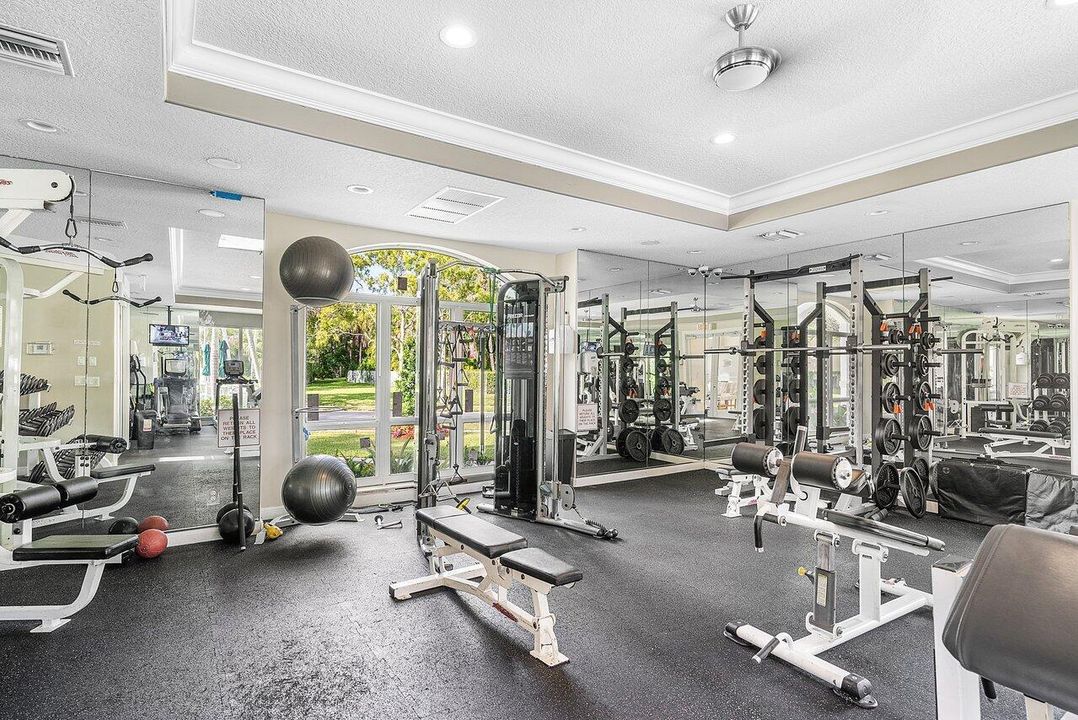 合同活跃: $764,900 (6 贝兹, 4 浴室, 2977 平方英尺)