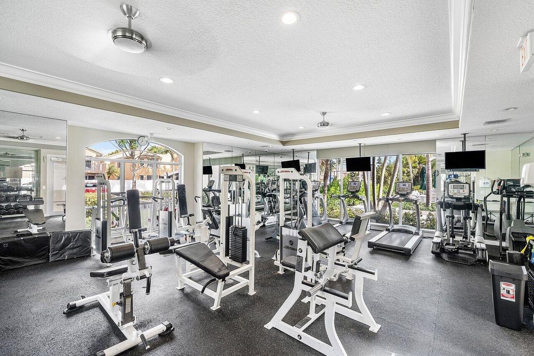 合同活跃: $764,900 (6 贝兹, 4 浴室, 2977 平方英尺)