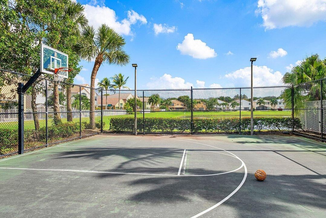 合同活跃: $764,900 (6 贝兹, 4 浴室, 2977 平方英尺)