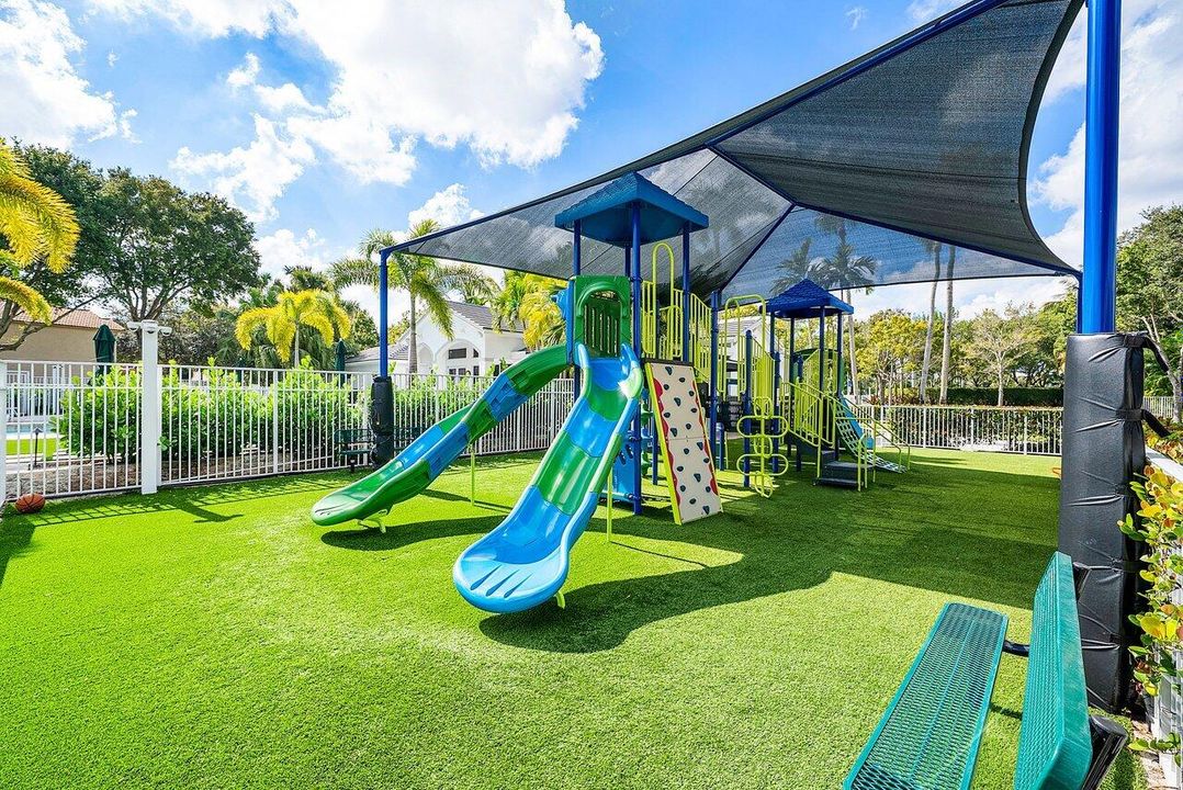 合同活跃: $764,900 (6 贝兹, 4 浴室, 2977 平方英尺)